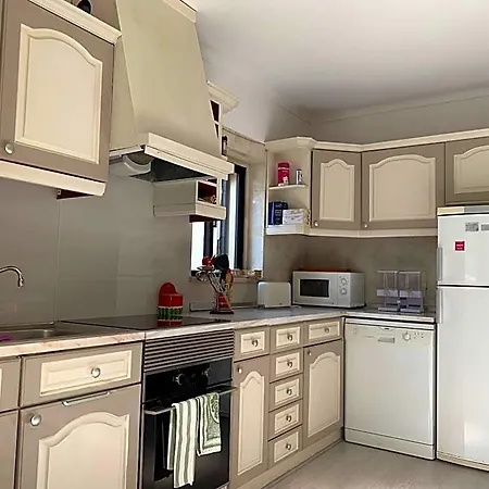Manelisa Bed & Breakfast 2*